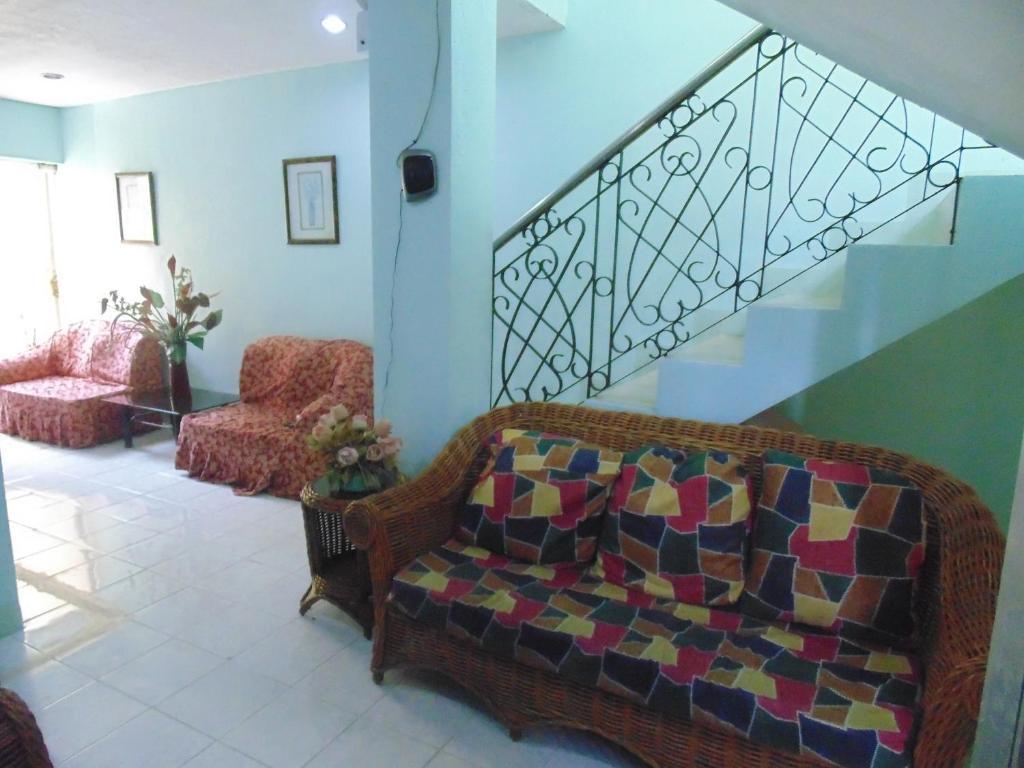 Royal Taal Inn Tagaytay City Zewnętrze zdjęcie